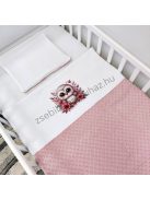 Deluxe Baby 3 részes babaágynemű garnitúra - takaró + párna + fonott rácsvédő - mályvarózsa-fehér - bagoly virágokkal
