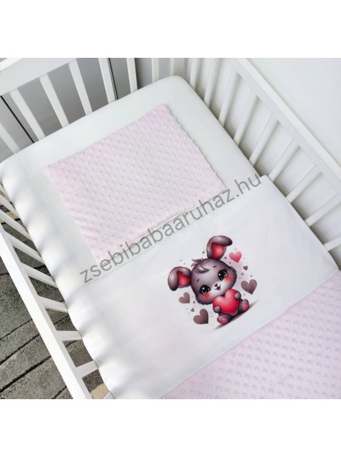 Deluxe Baby 3 részes babaágynemű garnitúra - takaró + párna + fonott rácsvédő - világos rózsaszín - szívecskés nyuszi