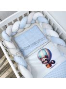 Deluxe Baby 3 részes babaágynemű garnitúra - takaró + párna + fonott rácsvédő - világoskék - mosómedve hőlégballonban
