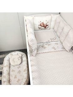   Deluxe Baby babaágynemű garnitúra babafészekkel, Extra párnás rácsvédővel - Dreamland Collection - mogyoró alvó maci