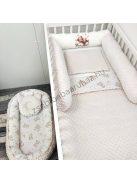 Deluxe Baby babaágynemű garnitúra babafészekkel, hengerpárnás rácsvédővel - mogyoró alvó maci
