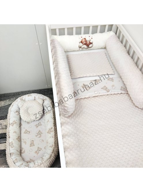 Deluxe Baby babaágynemű garnitúra babafészekkel, hengerpárnás rácsvédővel - mogyoró alvó maci