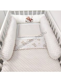   Deluxe Baby babaágynemű garnitúra babafészekkel, hengerpárnás rácsvédővel - mogyoró alvó maci