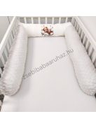 Deluxe Baby babaágynemű garnitúra babafészekkel, hengerpárnás rácsvédővel - mogyoró alvó maci
