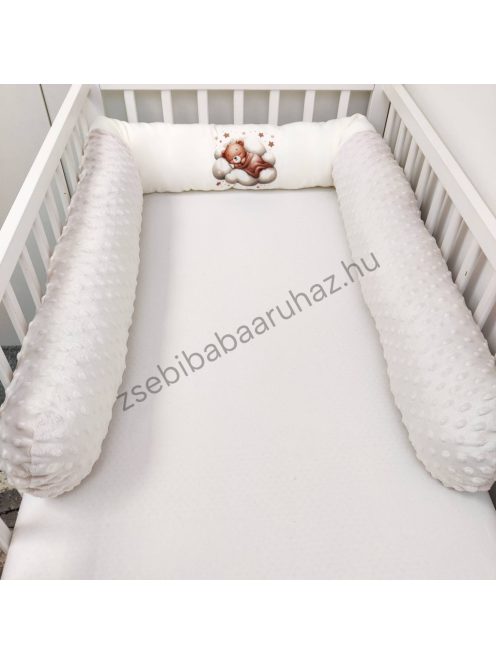 Deluxe Baby babaágynemű garnitúra babafészekkel, hengerpárnás rácsvédővel - mogyoró alvó maci