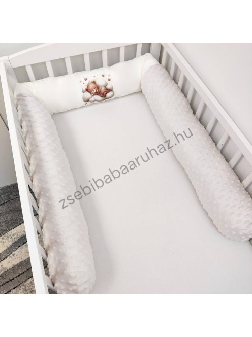 Deluxe Baby babaágynemű garnitúra babafészekkel, hengerpárnás rácsvédővel - mogyoró alvó maci