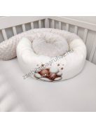 Deluxe Baby babaágynemű garnitúra babafészekkel, hengerpárnás rácsvédővel - mogyoró alvó maci