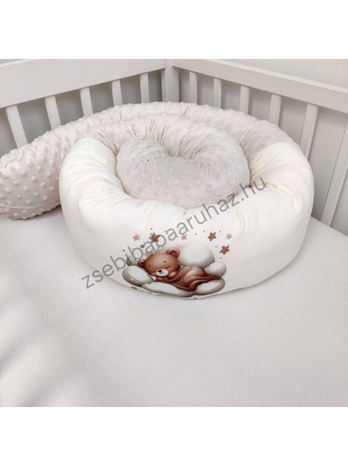 Deluxe Baby babaágynemű garnitúra babafészekkel, hengerpárnás rácsvédővel - mogyoró alvó maci