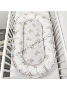 Deluxe Baby babaágynemű garnitúra babafészekkel, hengerpárnás rácsvédővel - mogyoró alvó maci