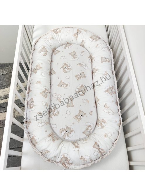 Deluxe Baby babaágynemű garnitúra babafészekkel, hengerpárnás rácsvédővel - mogyoró alvó maci