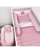 Deluxe Baby babaágynemű garnitúra babafészekkel, hengerpárnás rácsvédővel - mályvarózsa - rózsaszín pillangók