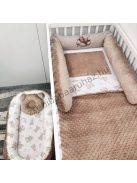 Deluxe Baby babaágynemű garnitúra babafészekkel, hengerpárnás rácsvédővel - cappuccino alvó maci