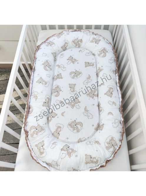 Deluxe Baby babaágynemű garnitúra babafészekkel, hengerpárnás rácsvédővel - cappuccino alvó maci