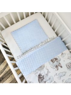   Deluxe Baby 3 részes babaágynemű garnitúra - takaró + párna + fonott rácsvédő - Világoskék - Mackó és barátai a felhők között II.
