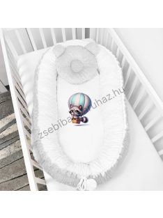   Deluxe Baby többfunkciós babafészek macipárnával, fekvőbetéttel - Minky szürke-fehér - mosómedve hőlégballonban