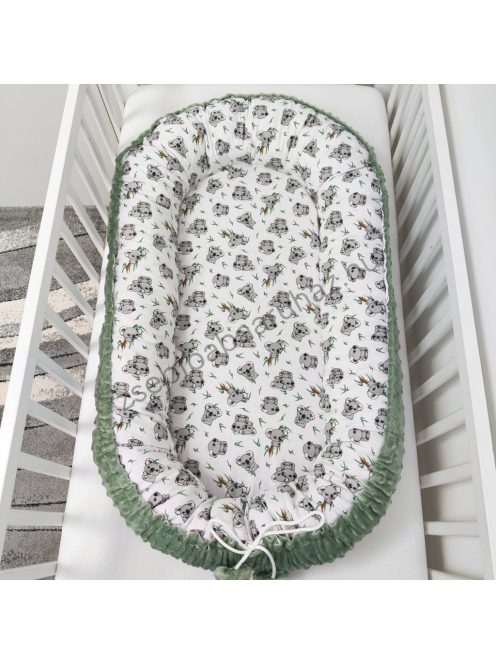 Deluxe Baby többfunkciós babafészek macipárnával - Minky sötét zsályazöld - koalák