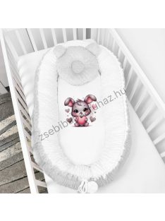   Deluxe Baby többfunkciós babafészek macipárnával, fekvőbetéttel - Minky szürke-fehér - szívecskés nyuszi